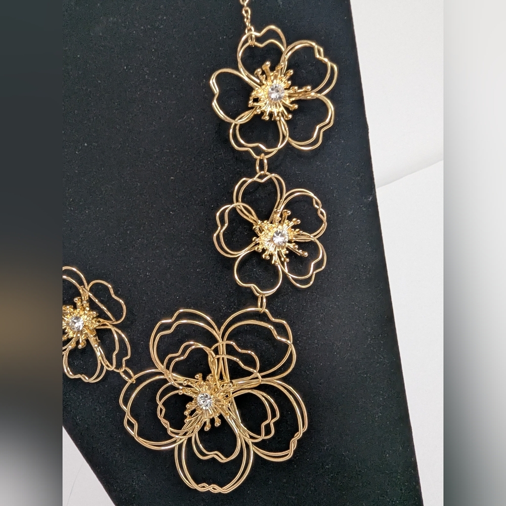 Elegant Gold Color Floral Necklace - Picture 3 of 4